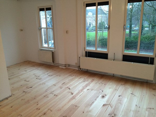 Fam Plantinga uit Nijmegen grenen vloerdelen 195mm A.
Behandeld met Osmo hardwax-olie mat / transparant 3062